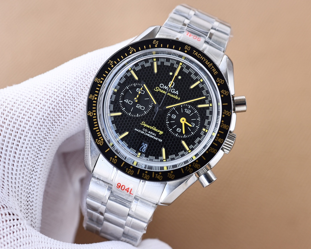480. Omega's new 2023 Speedmaster collection, the "Speedmaster Chronoscope," ingeniously offers three special functions - tachometer, rangefinder, and pulse meter - through dial scales, inspired by classic 1940s works.
The 44mm case is slightly larger tha