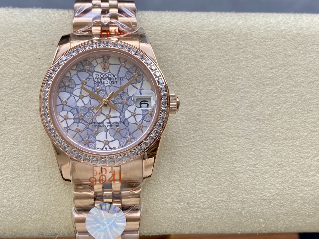 480
SK Factory women's Rolex Single Calendar Datejust 31mm
[Diameter] 31mm
[Movement] Equipped with an automatic mechanical movement
[Bezel] Rolex RingCommand triangular bezel/aperture/diamond bezel
[Mirror] Scratch-resistant sapphire glass mirror
[Materi