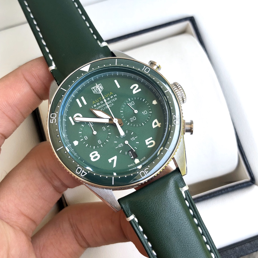 ???????? TAG Heuer
???? White 380 Gold ?20
Retro tough guy, with Japanese VK multi-function quartz movement ?? Bidirectional rotating thickened ceramic bezel ? with pot lid glass mirror surface, original buckle, 43mm???? unique and trendy