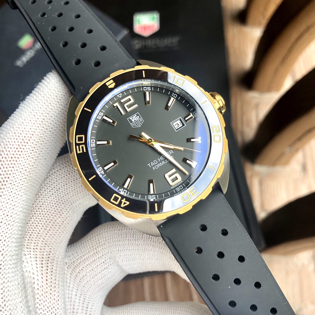 ?????? TAG Heuer F1
???? Market Uniform Leather 400 steel 400
The case is made of stainless steel with gold plating, and it is equipped with Seagull automatic mechanical movement. The unidirectional rotating ceramic bezel is ? the circular fine brushed sc
