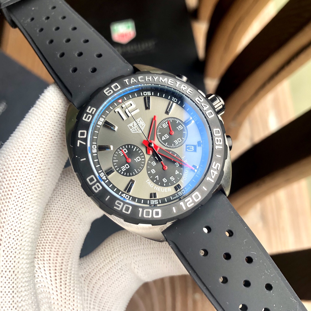 ?????? TAG Heuer F1 men 's watch ?
???? White 350 steel ? 20 Striped steel ? 20
Equipped with Japanese multi-functional quartz chronograph movement, sandblasted stainless steel engraved decorative pattern, screw-down crown, unidirectional rotating bezel ?