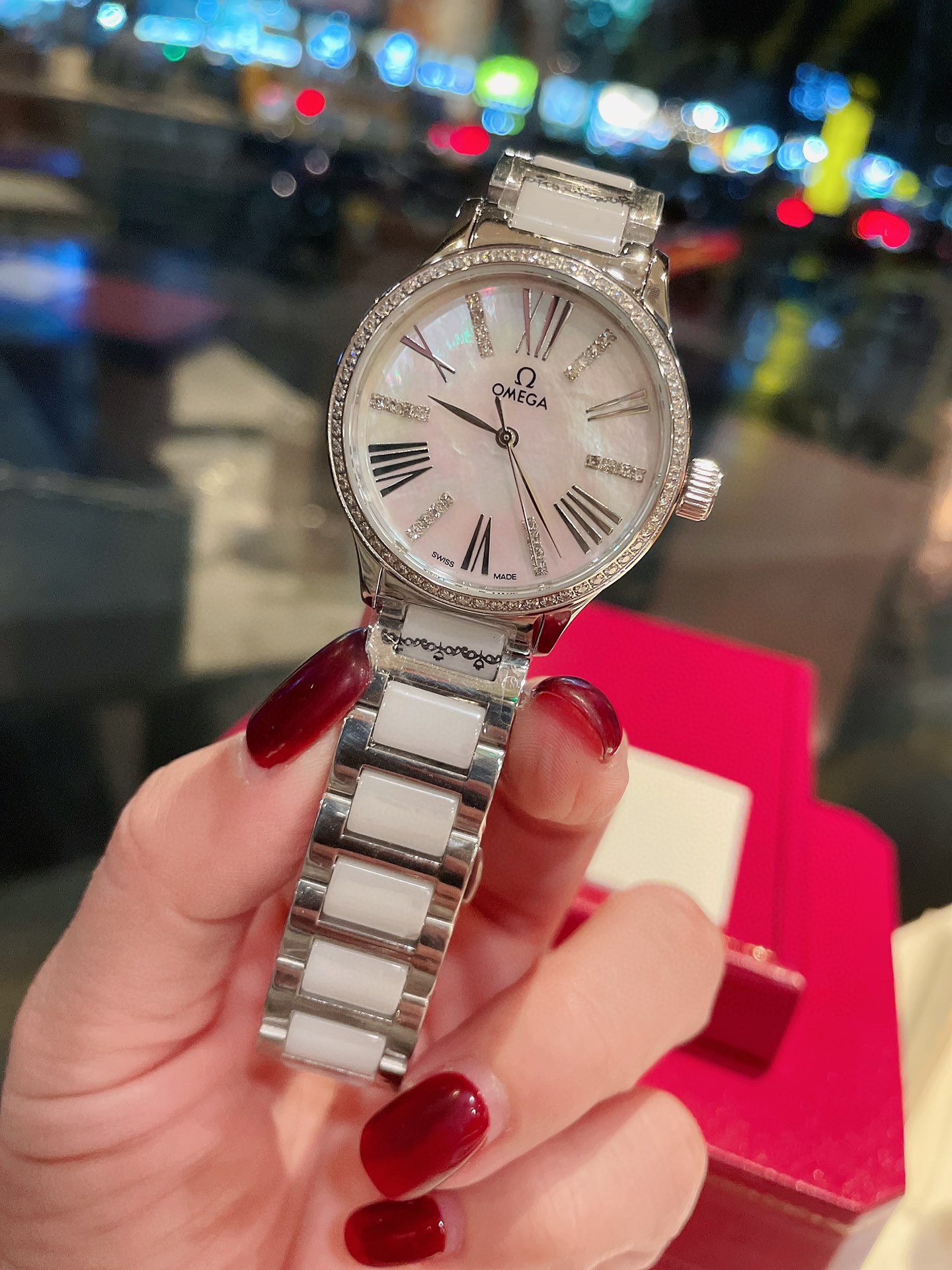 Ceramic ?? White 250 Gold 270 diamonds ?30
2022 Omega ?????? Ladies Watch Imported quartz movement 316L Stainless steel case Stainless steel strap 32mm diameter 8mm thick ?? This watch is beloved by women, and on different occasions ?? it showcases their 