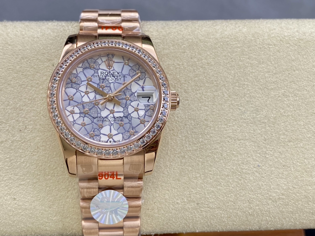 480
SK Factory women's Rolex Single Calendar Datejust 31mm
[Diameter] 31mm
[Movement] Equipped with an automatic mechanical movement
[Bezel] Rolex RingCommand triangular bezel/aperture/diamond bezel
[Mirror] Scratch-resistant sapphire glass mirror
[Materi