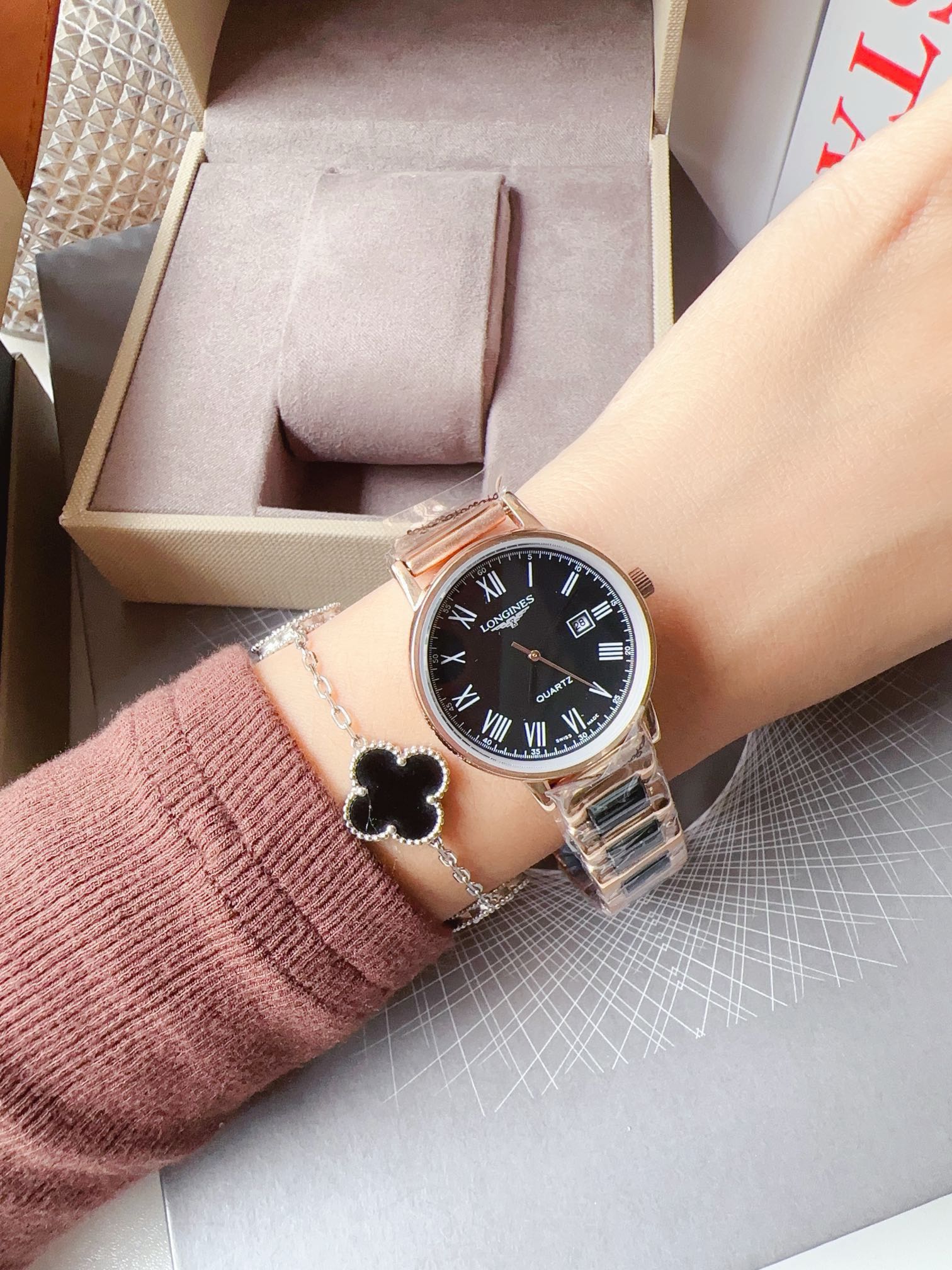 ?? Ceramic white 230 Gold 250
LONGINES?? Original imported quartz movement Small seconds design Tempered glass 316L stainless steel case diameter female 30mm thick 8mm?? If today's sunlight ?? stops its dazzling light. Then a smile of yours will light up 