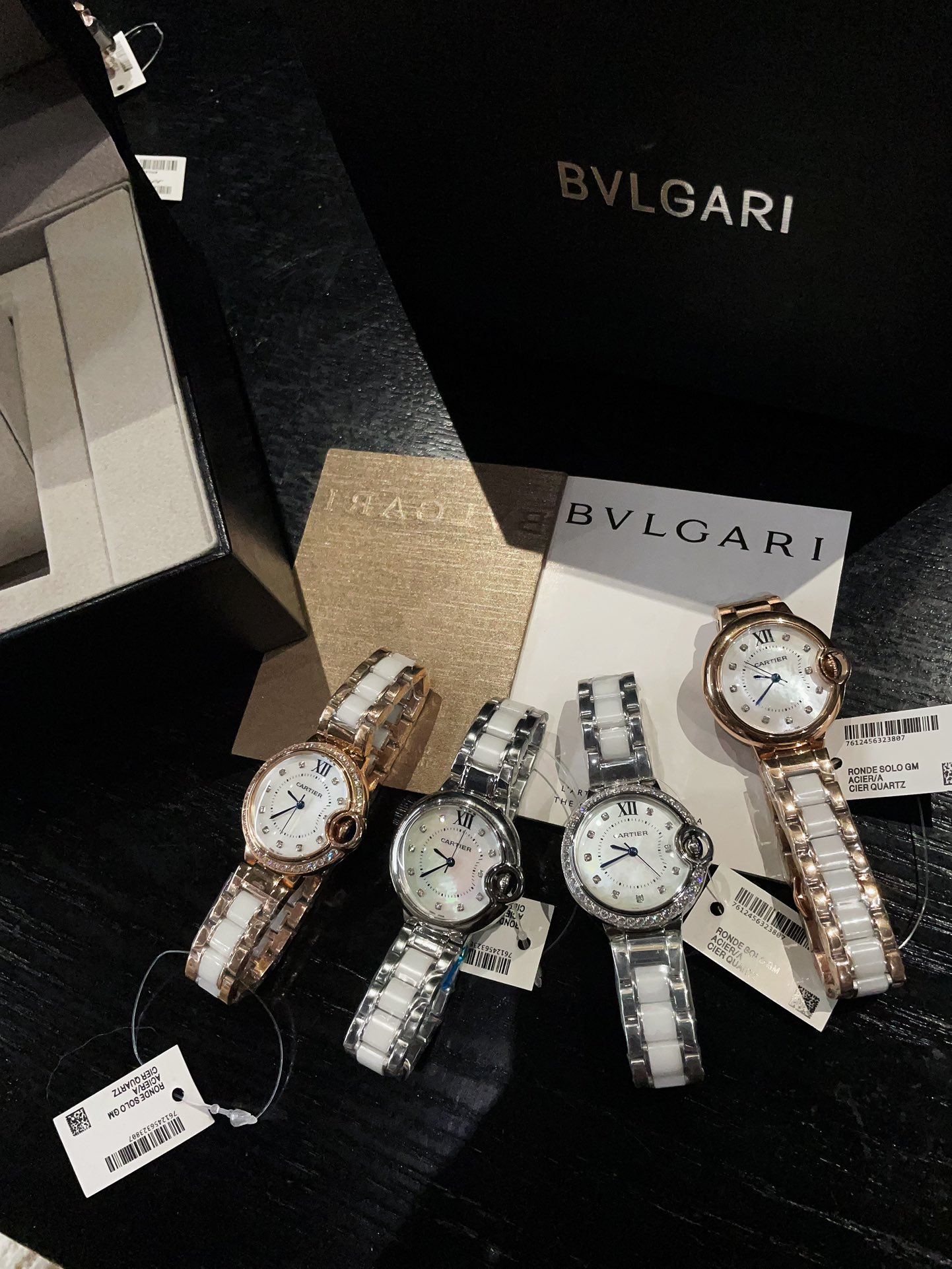 ?? Ceramic white 300 gold 320 diamond ?20
?? Fisheye blab glass
Cartier Ballon Bleu, exquisite 33mm quartz watch, traditional three-hand design starry sky running time flow special craftsmanship diamond setting, personality perfect match fish-eye sapphire