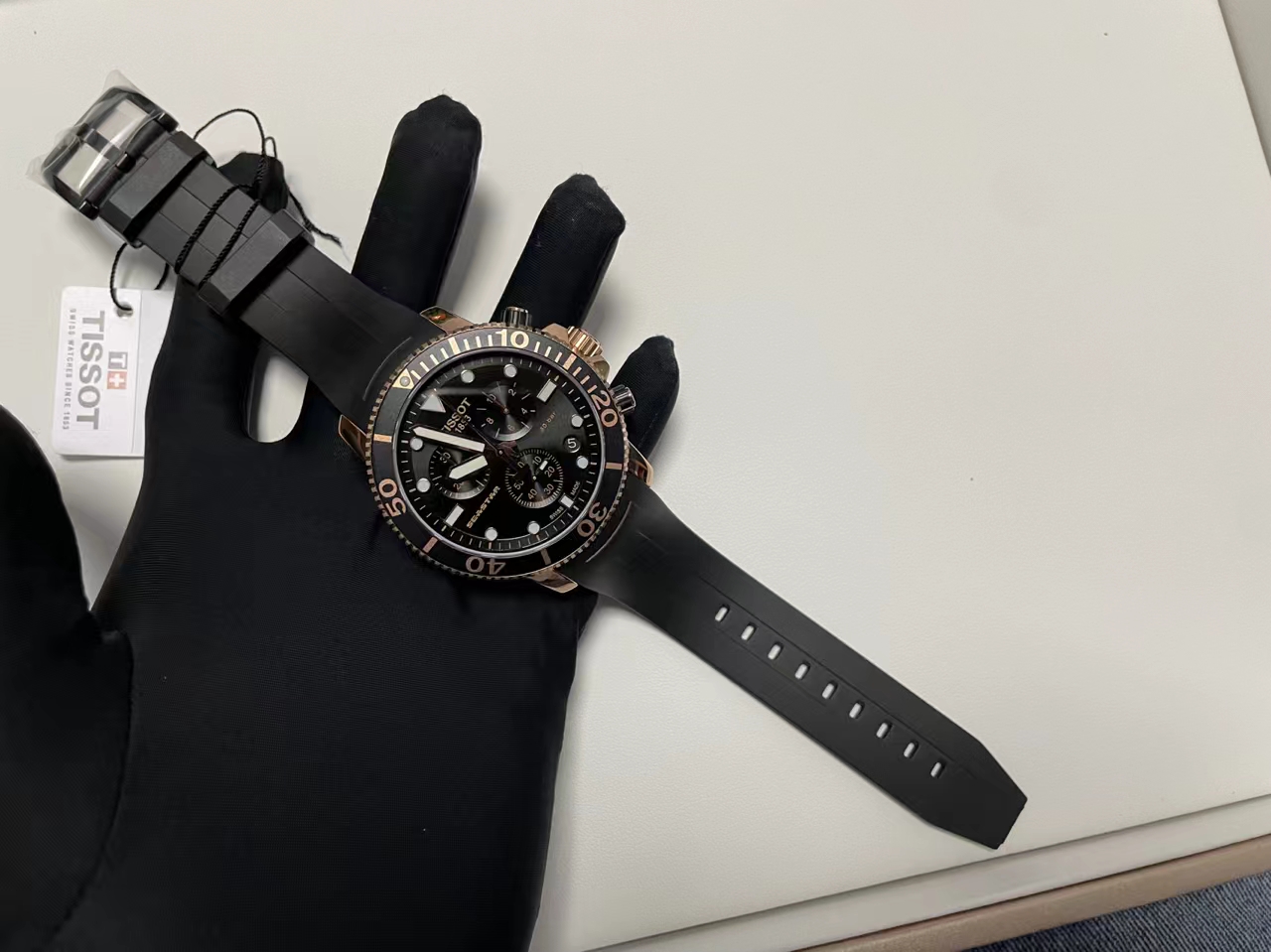 Tissot T120 Starspar 1000 Men's quartz watch is stylish, elegant and sporty with a dynamic and exquisite appearance that can be worn on a daily basis or at a party.
Original Swiss movement ETA.G10.212
The case is made of 316L stainless steel rose gold PVD