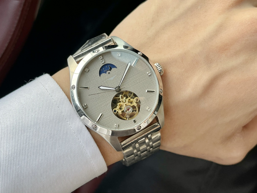 The same 520. Longines ? ? Fine men 's watches ?????? noble and elegant, gentlemanly, excellent quality, selling all over the city. ?? With automatic mechanical movement, top-grade 316 stainless steel case, mineral super crystal, size 42mm??D1 produces a 