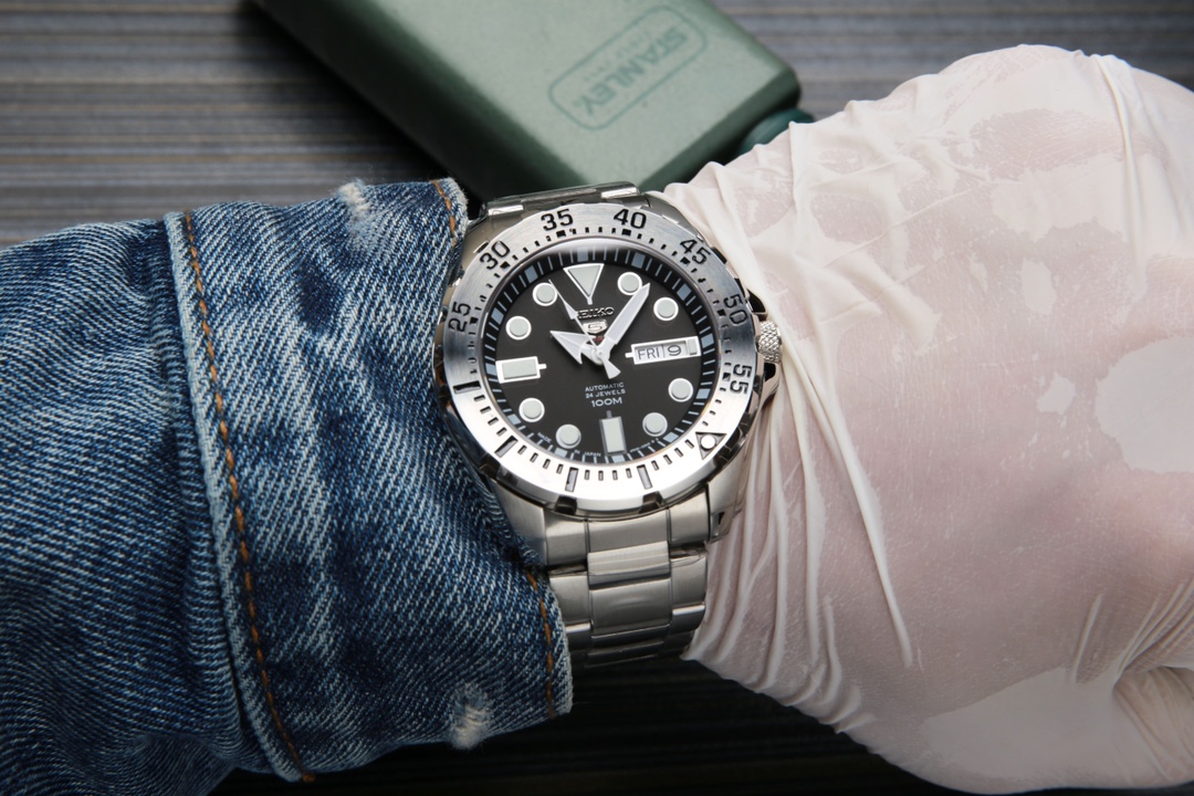 As 540.
SEIKO -SEIKO
Series :PROSPEX
Men's stylish sports watch
Stainless steel case and strap
Equipped with a Seiko original imported movement
Dial diameter 43.3
Dial thickness 13.0
Super sapphire glass
300 m water-resistant
Luminous scale with luminous 