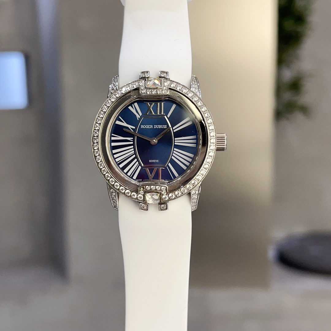 As 550
??Roger Dubuis ?? to promise a woman a passionate love story has not only become a well-known romance, but is now moving towards a new milestone. It is about to kick off with a magnificent lineup of Velvet masterpieces, showcasing its exceptional w
