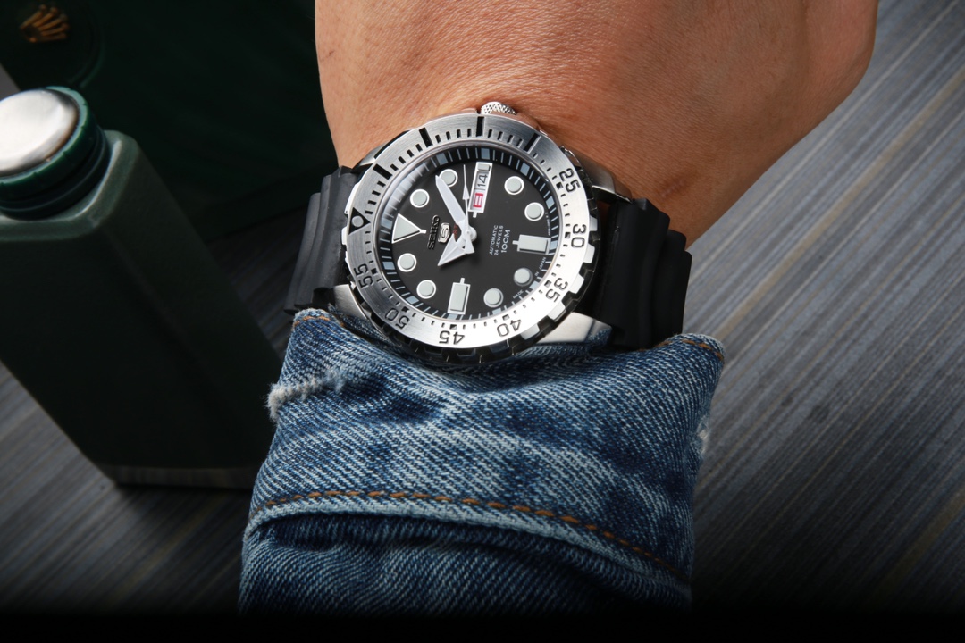 Same 580. (Deep Water Resistance)
SEIKO -SEIKO
Series :PROSPEX
Men's stylish sports watch
Stainless steel case and strap
Equipped with a Seiko original imported movement
Dial diameter 43.3
Dial thickness 13.0
Super sapphire glass
300 m water-resistant
Lum