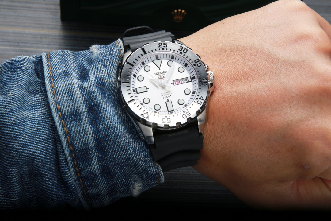 Same 580. (Deep Water Resistance)
SEIKO -SEIKO
Series :PROSPEX
Men's stylish sports watch
Stainless steel case and strap
Equipped with a Seiko original imported movement
Dial diameter 43.3
Dial thickness 13.0
Super sapphire glass
300 m water-resistant
Lum