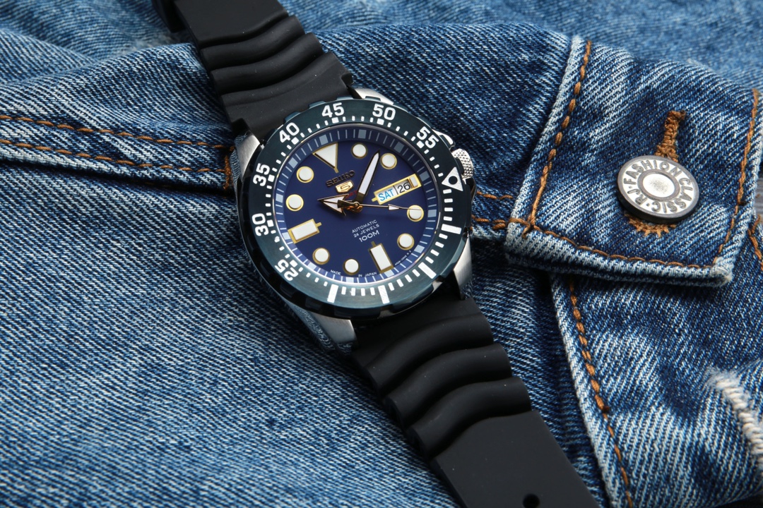 Same 580. (Deep Water Resistance)
SEIKO -SEIKO
Series :PROSPEX
Men's stylish sports watch
Stainless steel case and strap
Equipped with a Seiko original imported movement
Dial diameter 43.3
Dial thickness 13.0
Super sapphire glass
300 m water-resistant
Lum