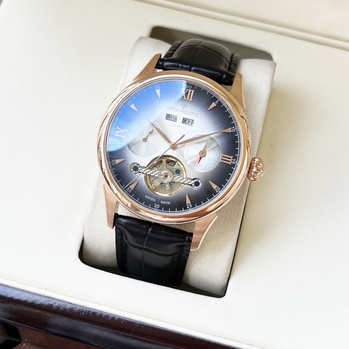 Uniform 550. [Classic Design Elegant and Stylish] PATEK PHILIPPE Men watch Automatic mechanical movement Mineral tempered glass 316L Stainless steel case Genuine leather strap Stylish and elegant Business Essential size: 42mm diameter 12mm thickness