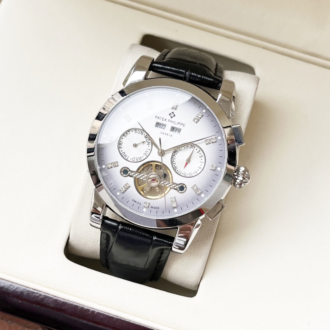 Uniform 550. [Classic Elegance] PATEK PHILIPPE Men watch Automatic Mechanical Movement Mineral Tempered glass 316L Stainless steel case Genuine leather strap Fashionable Casual Business Essential size: 42mm diameter 12mm thickness