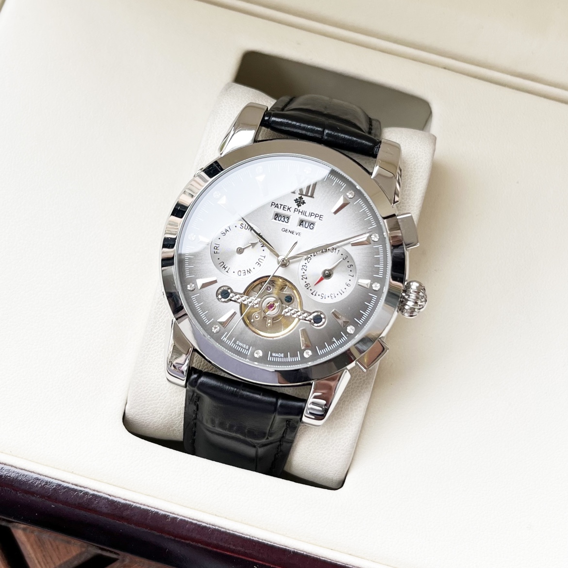 Uniform 550. [New Design Elegance] PATEK PHILIPPE Men watch Automatic mechanical Movement Mineral tempered glass 316L Stainless steel case Genuine leather strap Fashionable Casual Business Essential size: 42mm diameter 12mm thickness