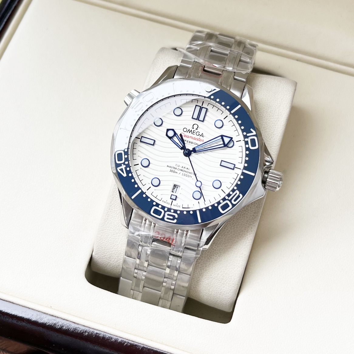 Uniform 640. [Classic Upgraded Elegance Hot Sale] Omega -Omega Men Watch Automatic Mechanical Movement Mineral Tempered glass 316L Stainless steel case Stainless steel strap Stylish design Business Casual Size: 40mm diameter 12mm thickness