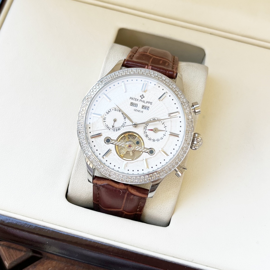 Uniform 650. ?? Stylish and Elegant ?? PATEK PHILIPPE Men watch Automatic mechanical movement Mineral tempered glass 316L Stainless steel case Genuine leather strap Simple and elegant Business Casual Size: 42mm diameter 12mm thickness