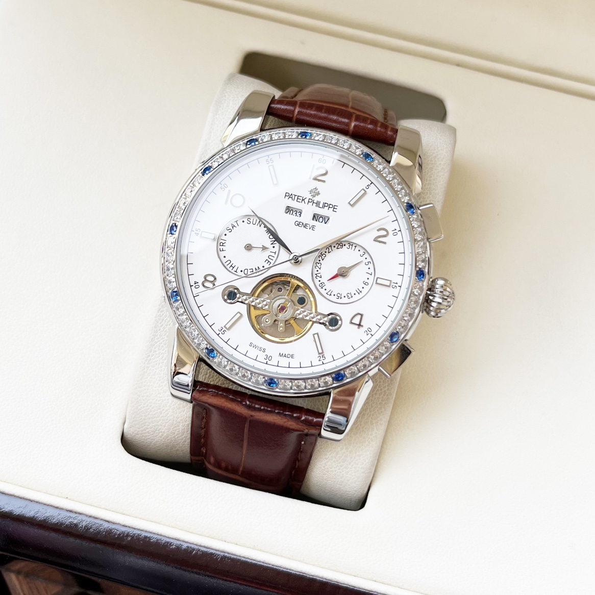 Uniform 650. ?? Stylish and Elegant ?? PATEK PHILIPPE Men watch Automatic mechanical movement Mineral tempered glass 316L Stainless steel case Genuine leather strap Simple and elegant Business Casual Size: 42mm diameter 12mm thickness