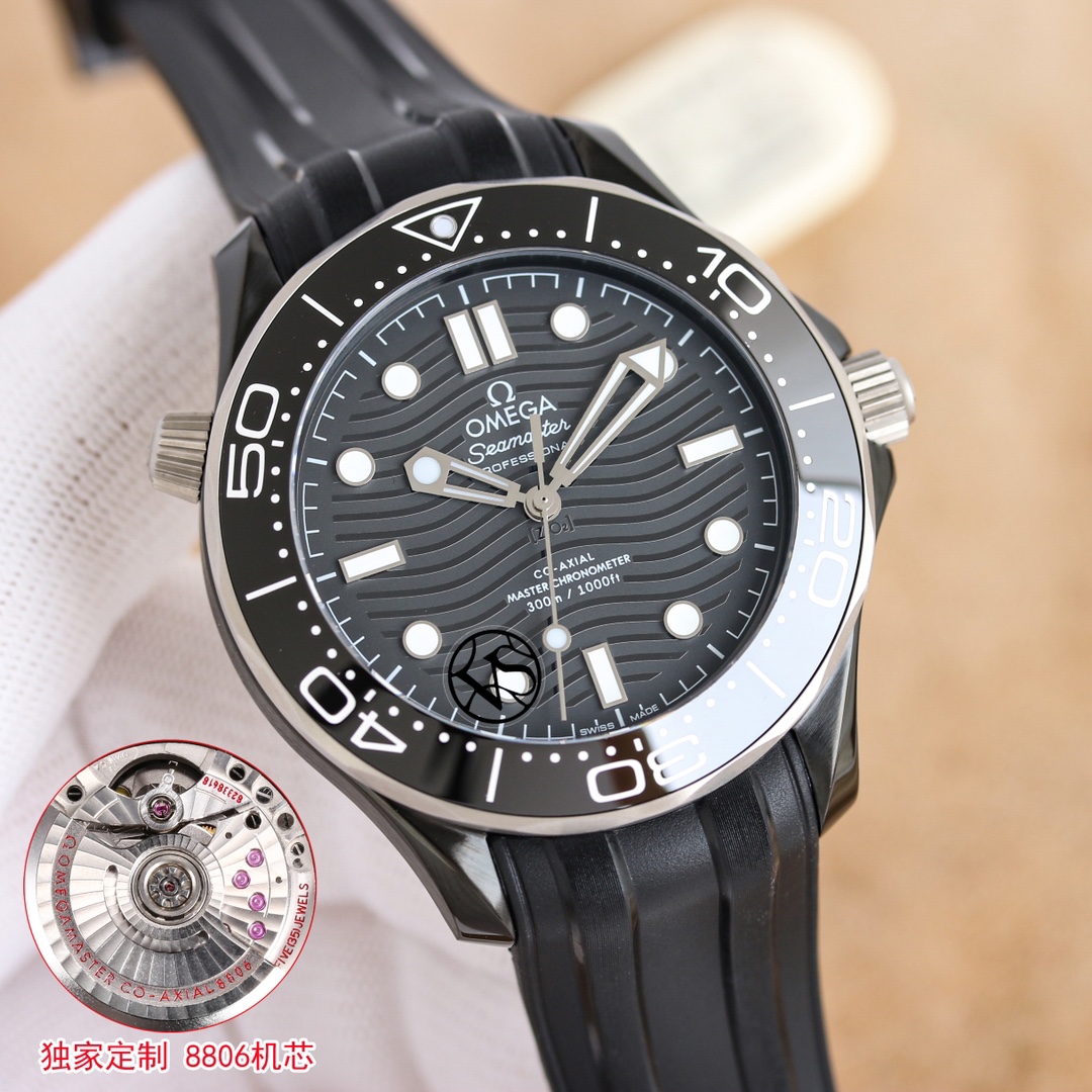 Uniform 1400 (three numbers in one) ??
[Black Seamaster, Rebellious appearance] omega Seamaster 300 m Black watch!
1 ? The bezel and dial are made of black zirconia 1Zr021 ceramic.
2 ? The hollowed-out hands and the dot at the 12 o 'clock position are coa