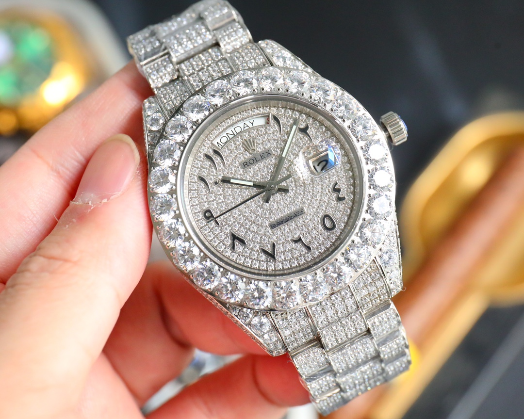 Uniform 1500
The ROLEX Luxury Ultimate Starry Sky version 904 is made of stainless steel and densely set with top-quality Swarovski diamonds, an interpretation of luxury quality, dazzling and charming. The case and bracelet are all studded with diamonds, 