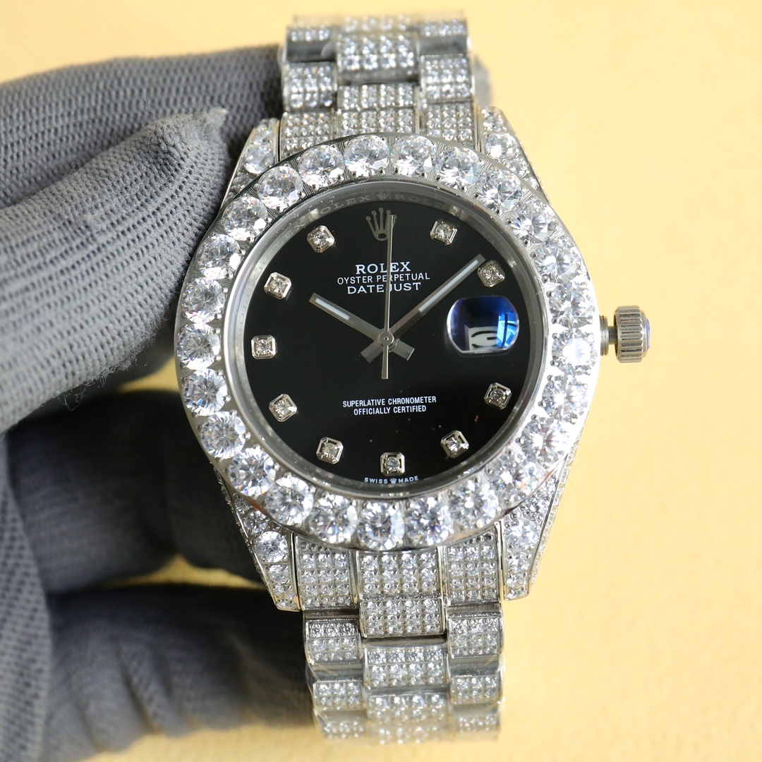 Uniform 1500
The ROLEX Luxury Ultimate Starry Sky version 904 is made of stainless steel and densely set with top-quality Swarovski diamonds, an interpretation of luxury quality, dazzling and charming. The case and bracelet are all studded with diamonds, 