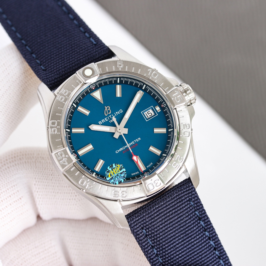 Uniform: 1400
The new Breitling Avenger series model A17328101 is coming
42mm in diameter, 300m super water-resistant, 12.15mm thick, with a stable 2824 Cal.17 movement dial, rod hour markers, super luminous curved sapphire crystal glass, double-sided ant