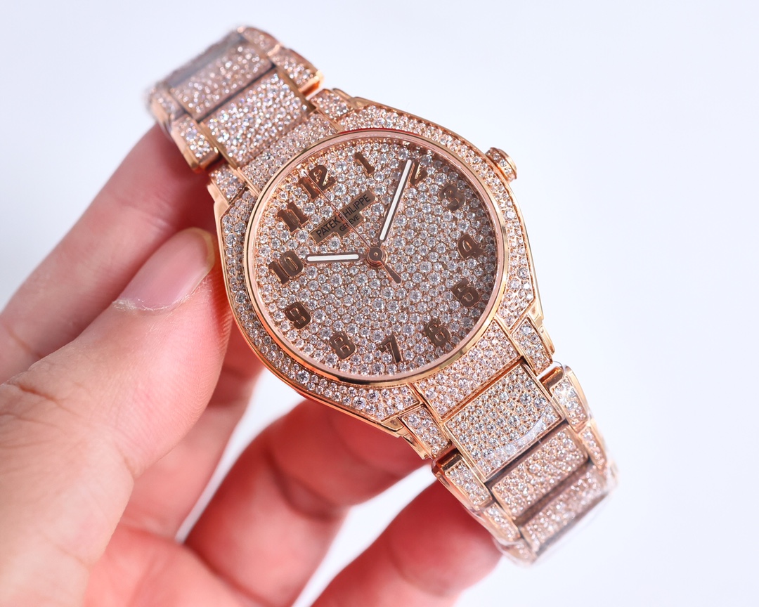 Uniform: 3500
Patek Philippe ??TWENTY ~ 4 series 7300?? Snowflake diamonds all over the sky Flash debut. Come with ?? original portable leather case
Case: 36MM one-piece rectangular case fully set with 3 ?5 ?1 ? snowflakes. Genuine
Bezel and lugs: Origina