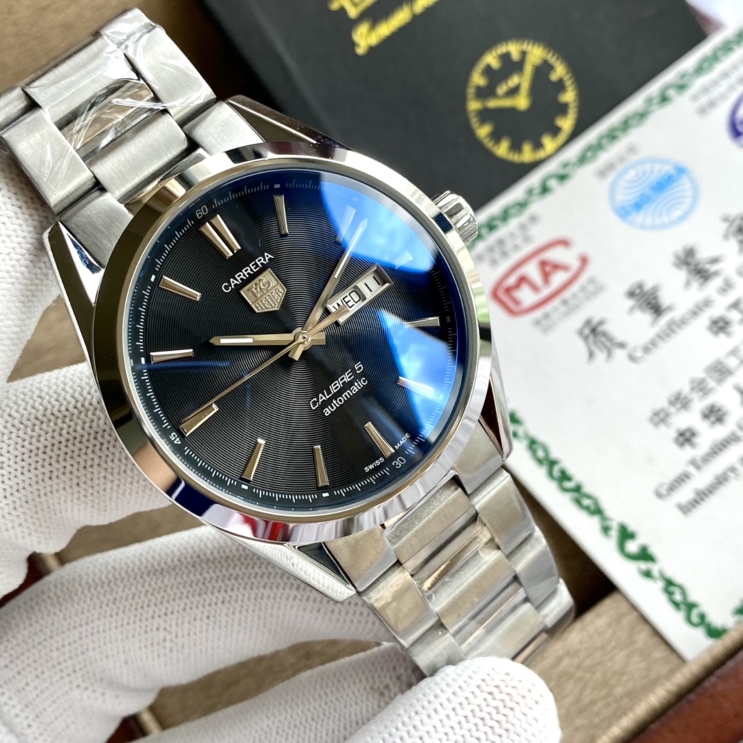 The players have arrived ???? TAG Heuer Carrera collection
?? Leather strap 420 Steel strap ?20 Classic men watch ?? with automatic mechanical movement ?? with stainless steel case, very shiny, fine workmanship with original folding clasp, this is an eleg