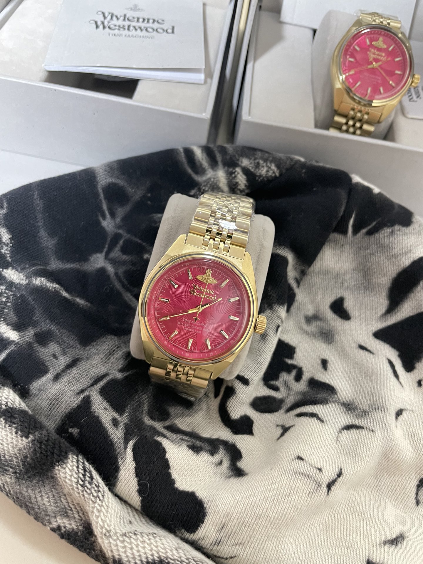 Queen West Rose red Watch
A casual snap and the real thing looks really good
Not at all gaudy!