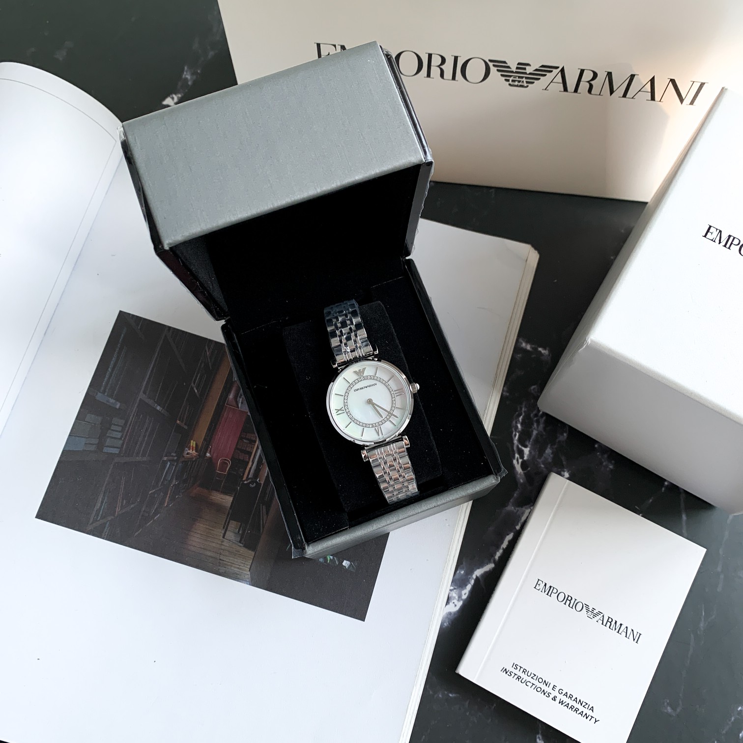 Stock batch 300
(Emporio Armani) Armani AR1908 diamond-encrusted mother-of-pearl dial, casual trendy women's steel band watch! Japanese imported movement! 316L stainless steel strap case! Mineral-reinforced glass! 316 stainless steel strap! Dial diameter 