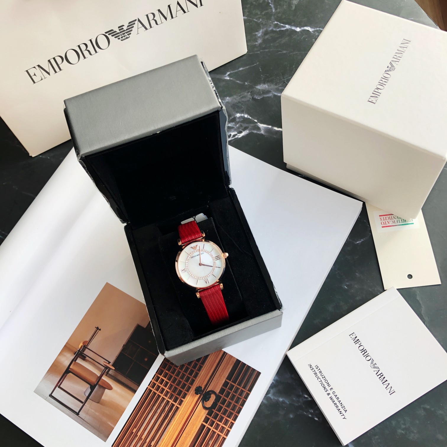 Stock batch 300
Emporio Armani watches Ladies Full sky stars European and American watches Fashionable and versatile steel band quartz watch Armani AR11322, small and round Roman dial, set with Austrian crystal, exudes feminine elegance, simple body desig