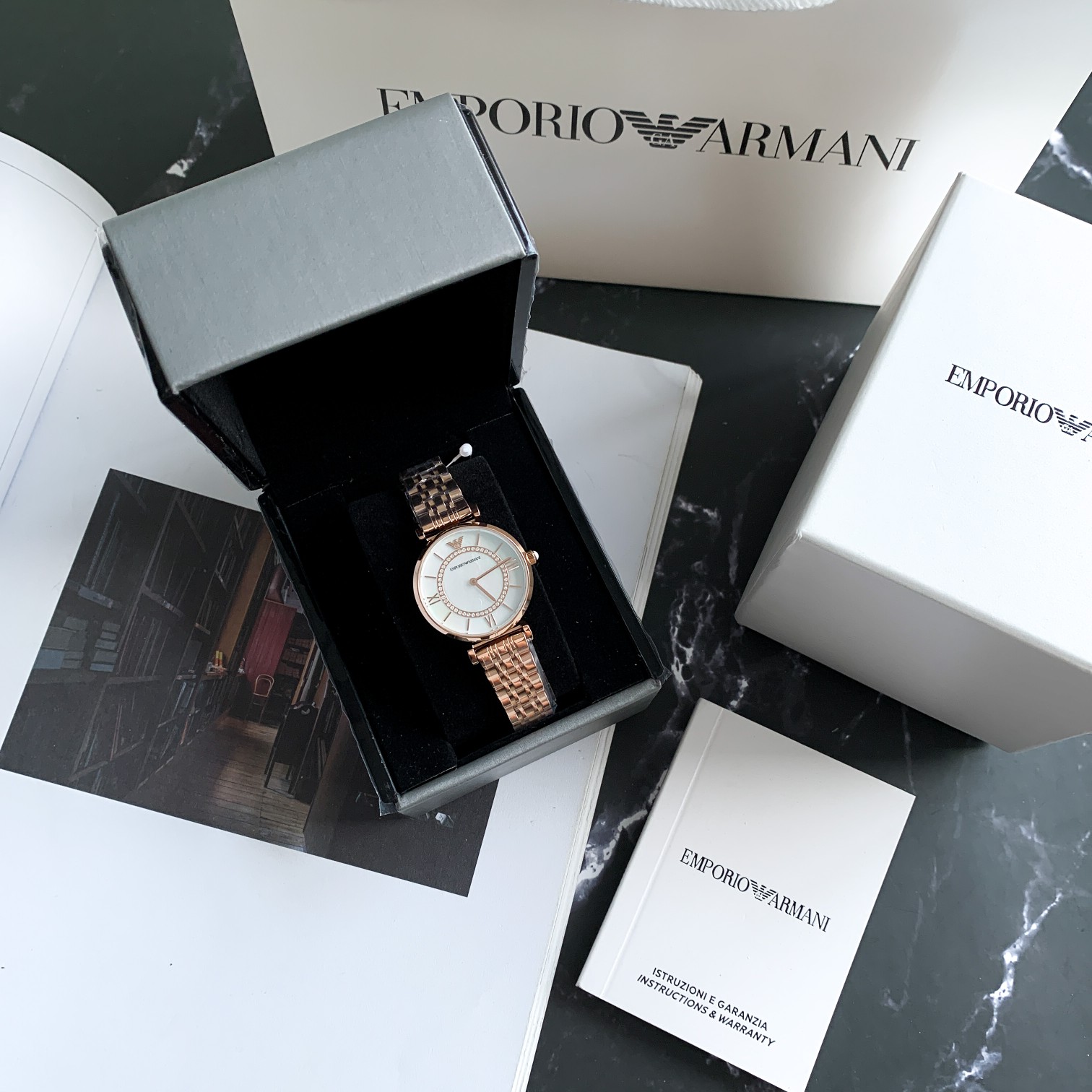 Stock batch 320
(Emporio Armani) Armani AR1909 diamond-encrusted mother-of-pearl dial, casual trendy women's steel band watch! Japanese imported movement! 316L stainless steel strap case! Mineral-reinforced glass! 316 stainless steel strap! Dial diameter 
