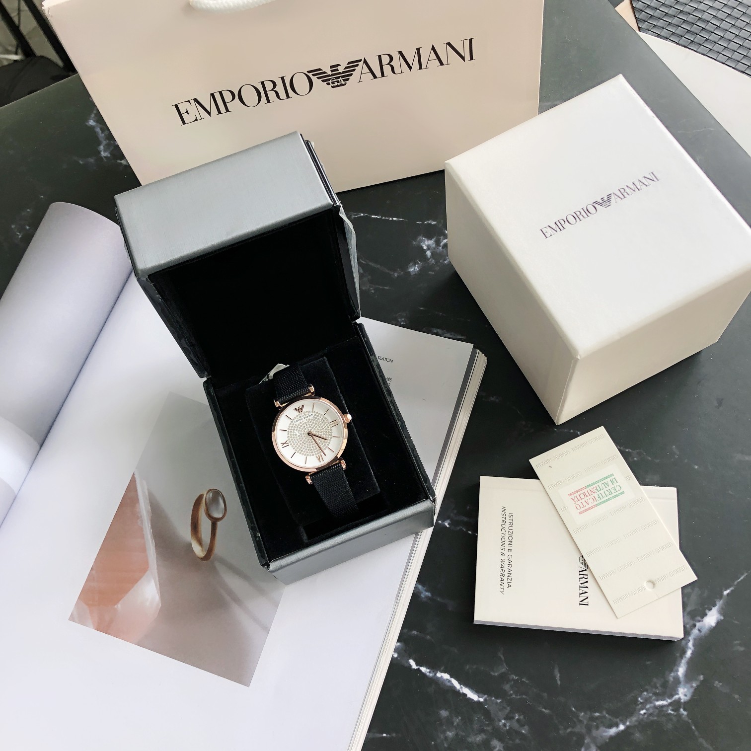 Stock batch 320
(Emporio Armani) Watch Ladies European and American Watch Ladies Fashion New WristWatch Full Sky Star Tong Liya Model AR11387 Dazzling, brilliant, time-handling, charming and stylish. The leather strap fits the wrist with a comfortable tou