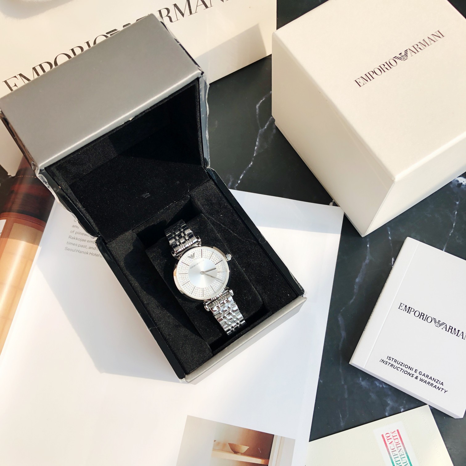 Stock batch 320
Armani Lady's Starry Sky watch model AR11445* Dial diameter 32mm 316 stainless steel strap. Armani Starry Sky diamond ?? Imported Swarovski crystal diamond, ordinary diamond diameter PP0/PP1 cannot be cut in China because it does not have 