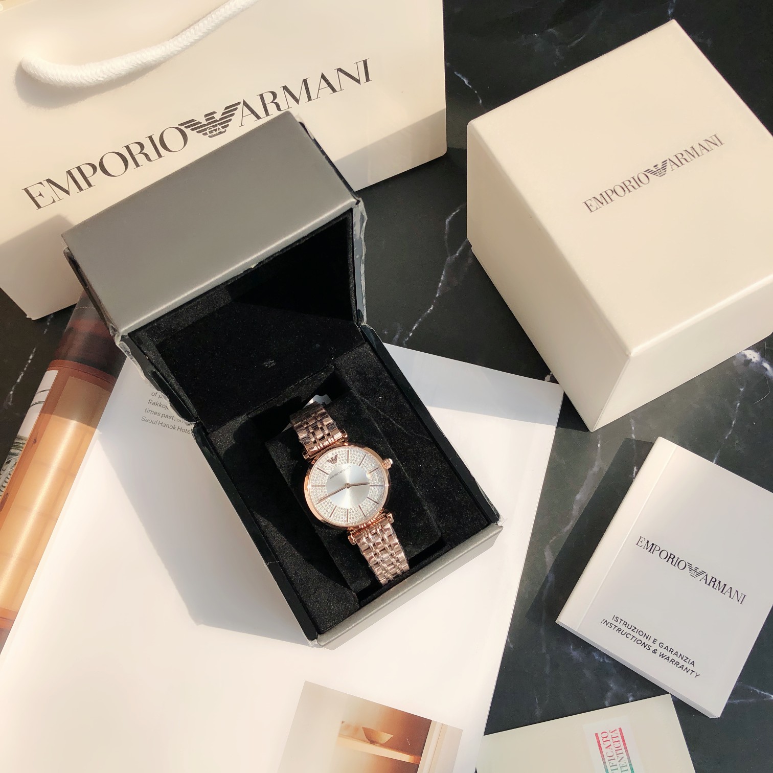 Stock batch 320
Armani Lady's Starry Sky watch model AR11446* Dial diameter 32mm 316 stainless steel strap. Armani Starry Sky diamond ?? Imported Swarovski crystal diamond, ordinary diamond diameter PP0/PP1 cannot be cut in China because it does not have 