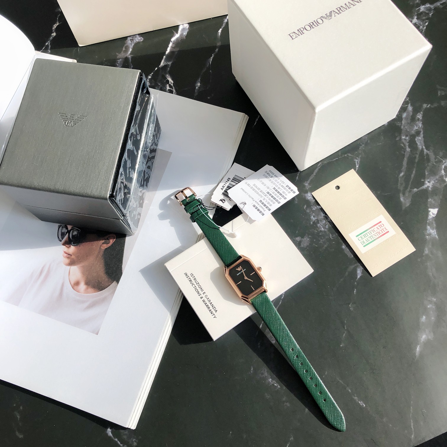 Spot batch 320
Armani AR11149 official website latest two-hand small square dial Simple and fashionable size 24x27mm Natural mother-of-pearl dial with natural crystal radiant dial or injected with faintly visible emerald green paired with lizard pattern s
