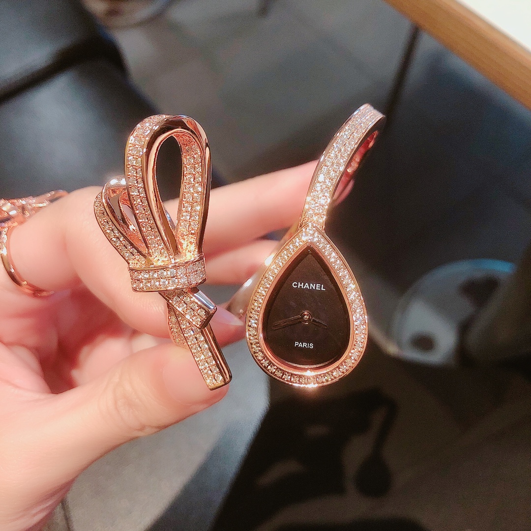 ?? Chanel -Chanel, top edition ?? Bow bracelet watch, Swiss quartz movement, sapphire crystal, elegant and light ribbon bow jewelry continues to inspire Chanel's collection. The new Ruban high jewelry collection, featuring soft ribbons of 18K white gold, 