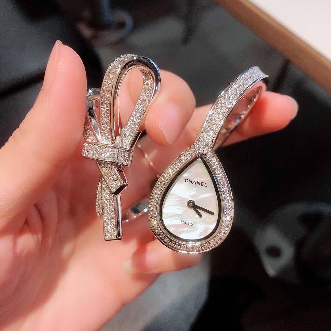 ?? Chanel -Chanel, top edition ?? Bow bracelet watch, Swiss quartz movement, sapphire crystal, elegant and light ribbon bow jewelry continues to inspire Chanel's collection. The new Ruban high jewelry collection, featuring soft ribbons of 18K white gold, 