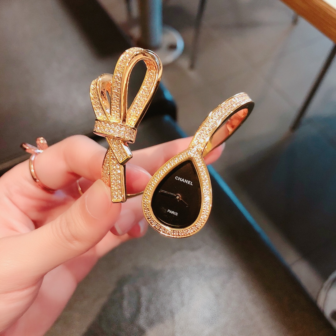?? Chanel -Chanel, top edition ?? Bow bracelet watch, Swiss quartz movement, sapphire crystal, elegant and light ribbon bow jewelry continues to inspire Chanel's collection. The new Ruban high jewelry collection, featuring soft ribbons of 18K white gold, 