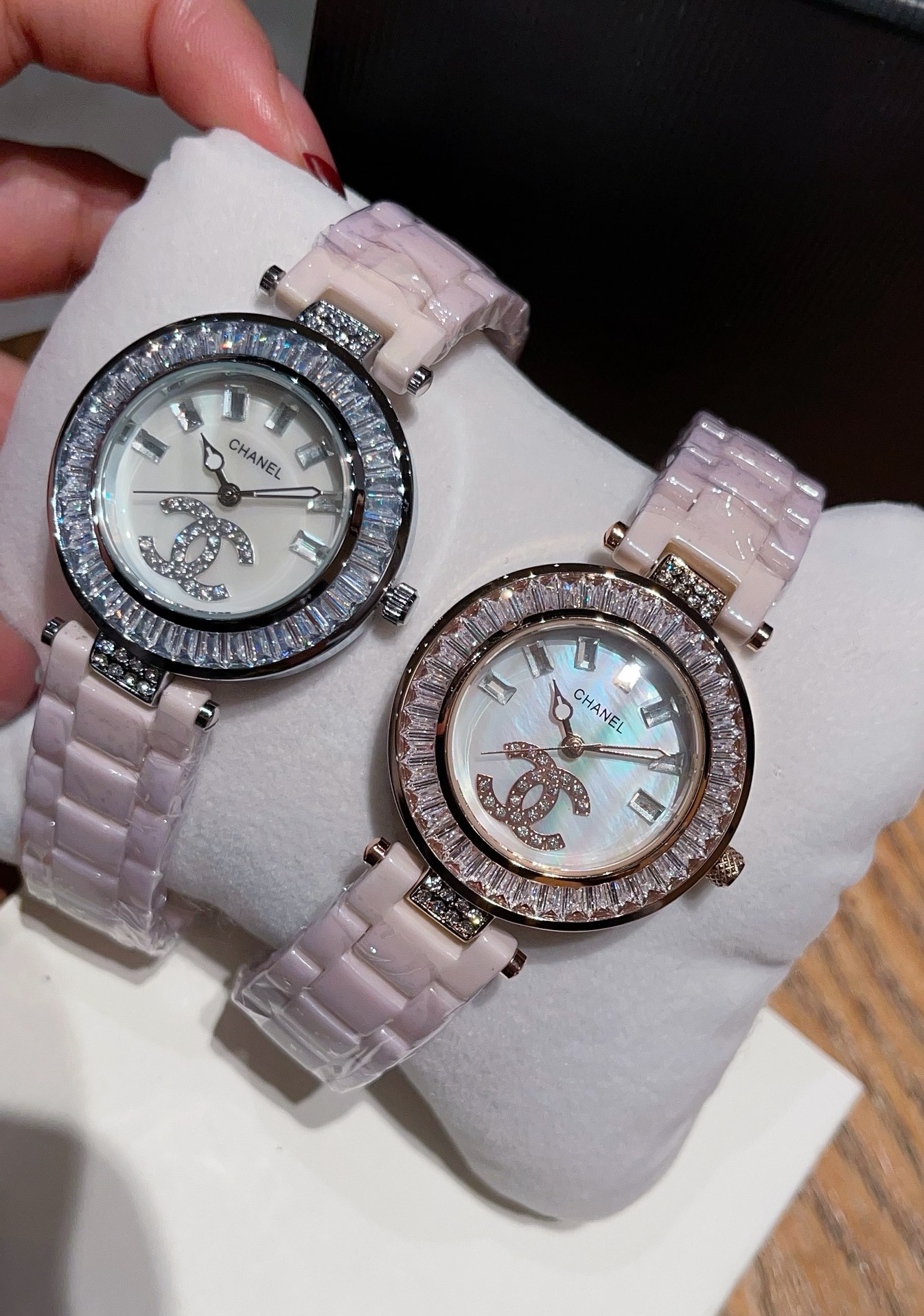 Chanel Ceramics [?? Batch 220] sales model
CHANEL? Ceramic collection star edition features an imported premium ceramic bezel set with square diamonds, a surface perfectly combined with pearl shells and diamonds, and is equipped with an original quartz mo