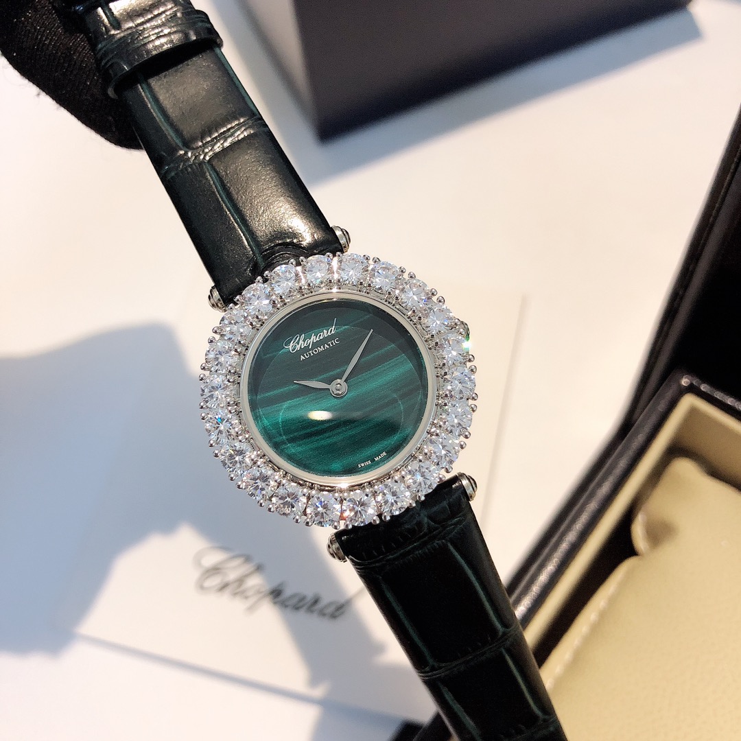 The Chopard L 'Heure du Diamant round watch, which combines the design elements of high jewelry with the exquisite craftsmanship of watchmaking and is equipped with a Swiss quartz movement, is a perfect piece of jewelry that allows one to experience the p