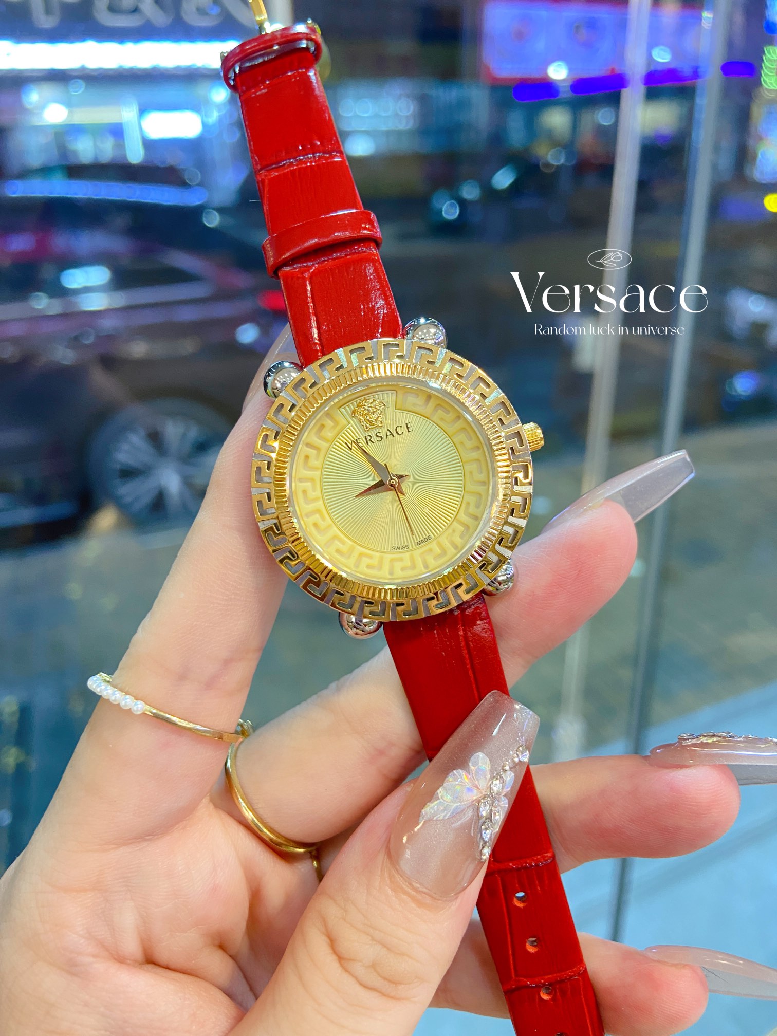 New style ???125
? Versace V-TRIBUTE collection, 36mm in diameter, Greek loop bezel, 12 o 'clock embossed Medusa head, simple dial with rectangular hour markers, enamel-coated Greek loop adds a touch of restraint to the bold appearance