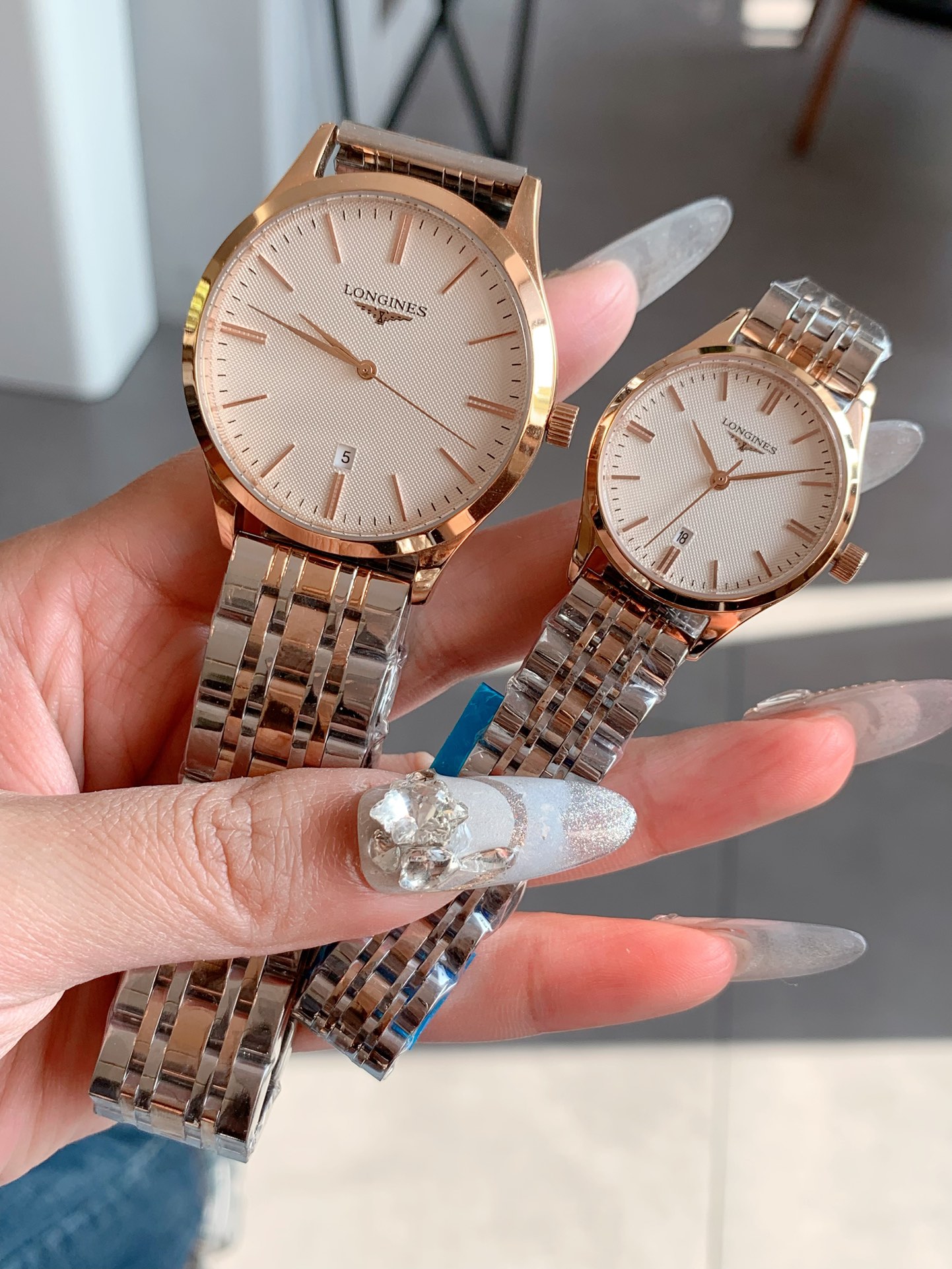 New ?? white case 190 rose case 210 steel strap ?20
Brand: Longines ---- Noble high-end couple watches! Luxury GRAND type, premium top men and women WATCH, top imported quartz movement (stable) Top 316 stainless steel (durable) Mineral super mirror glass 