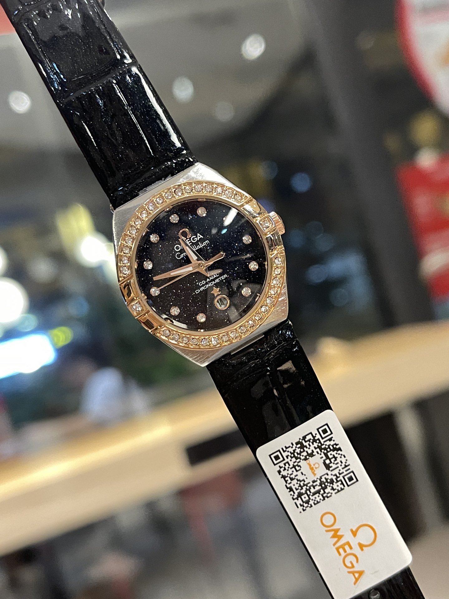 ?? New 90
?? The latest popular Constellation collection aventador watch from Omega! A blend of nature's beauty, shining on the wrist [Rose] Selected green - red - blue aventurine from nature incorporated into the dial design! The case is set with diamond