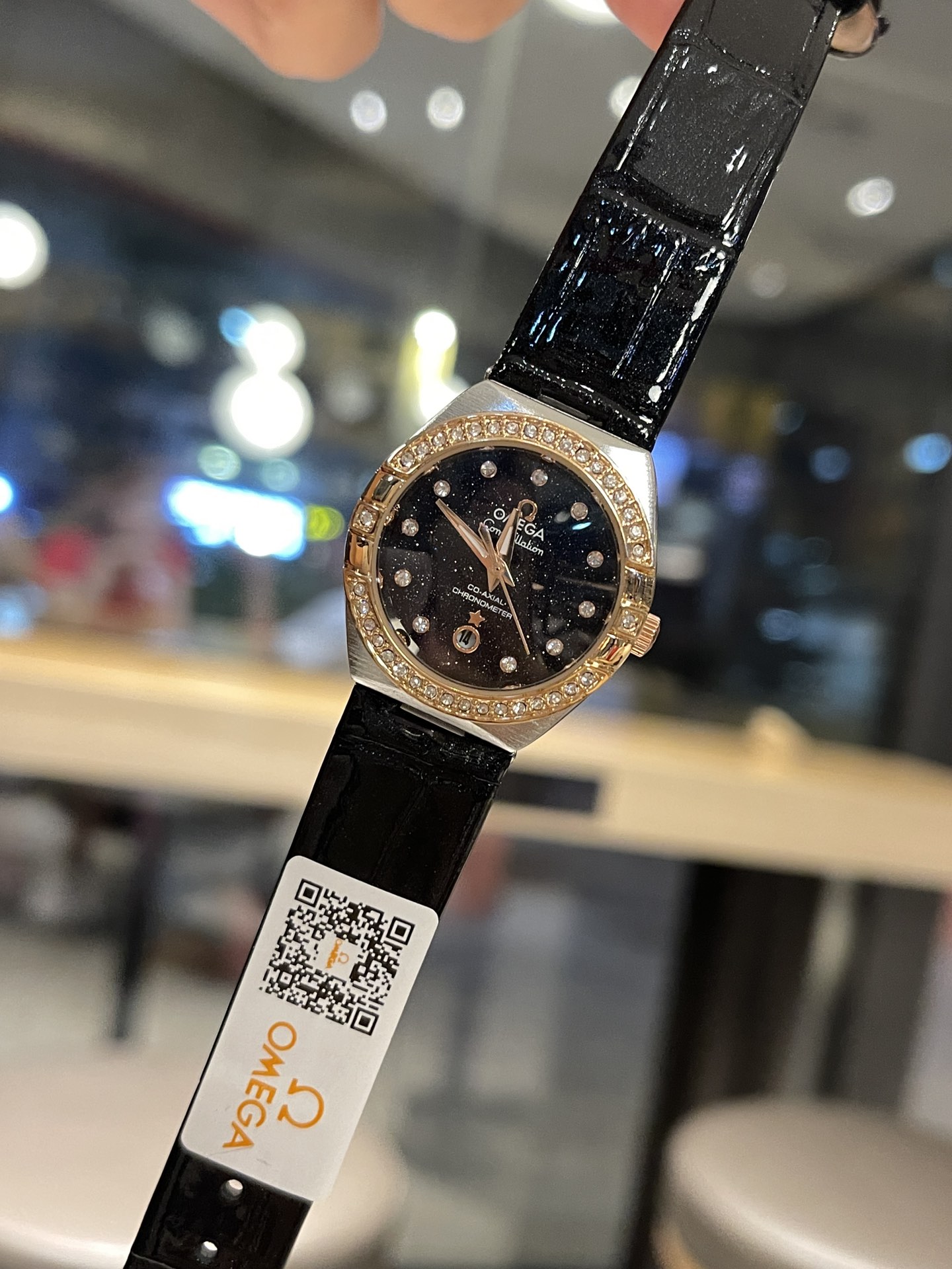 ?? New 90
?? The latest popular Constellation collection aventador watch from Omega! A blend of nature's beauty, shining on the wrist [Rose] Selected green - red - blue aventurine from nature incorporated into the dial design! The case is set with diamond