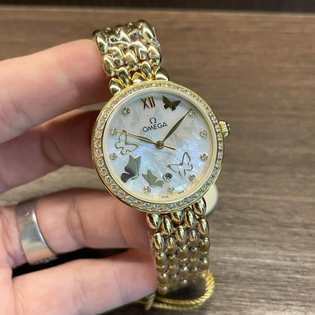 New Omega de Ville Elegance New ladies watch with imported 8521/8520 mechanical 32.7mm natural pearl shell dial sapphire glass 30 meters water resistance unparalleled will definitely make you fall in love
(Powerful shot, real shot without retouching).