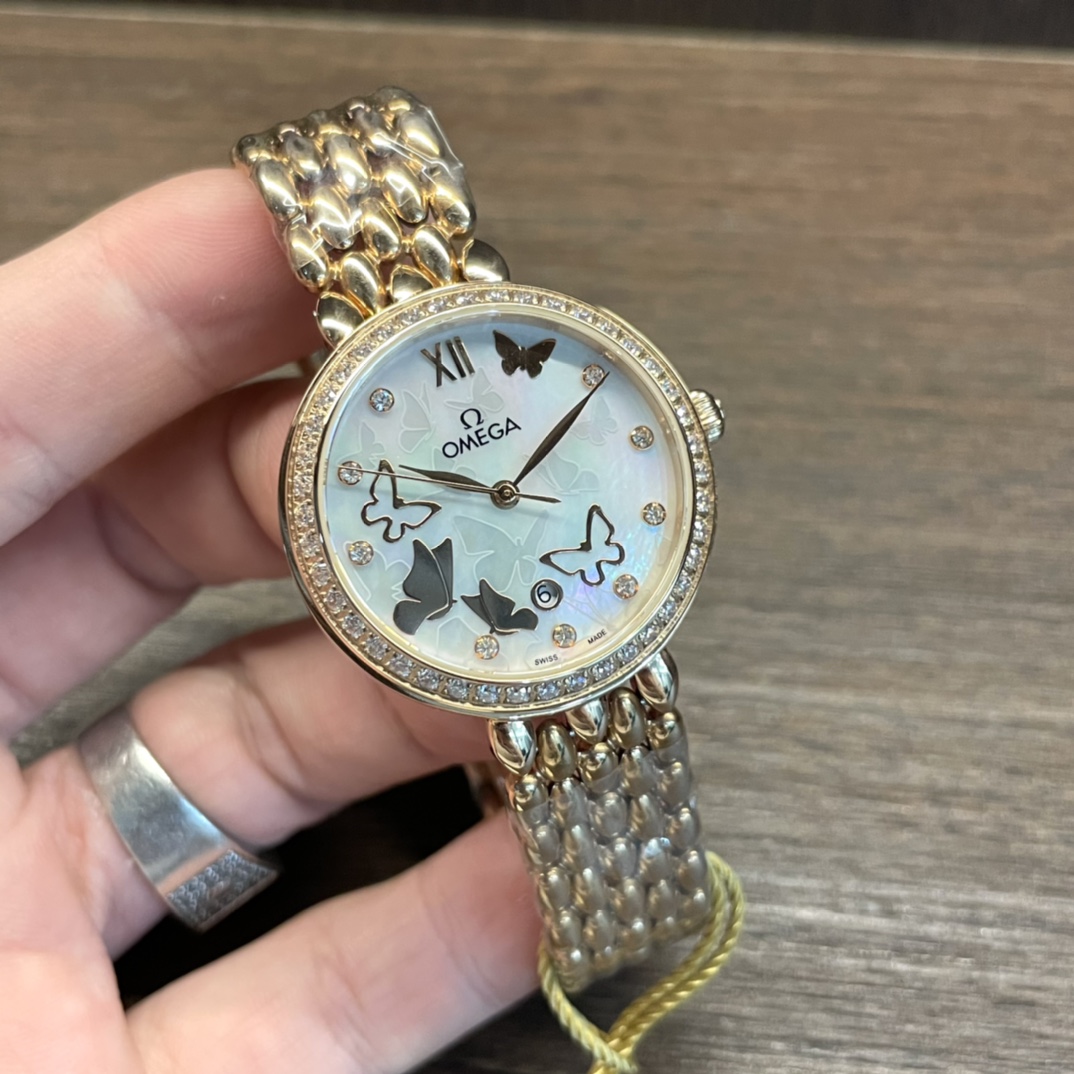 New Omega de Ville Elegance New ladies watch with imported 8521/8520 mechanical 32.7mm natural pearl shell dial sapphire glass 30 meters water resistance unparalleled will definitely make you fall in love
(Powerful shot, real shot without retouching).