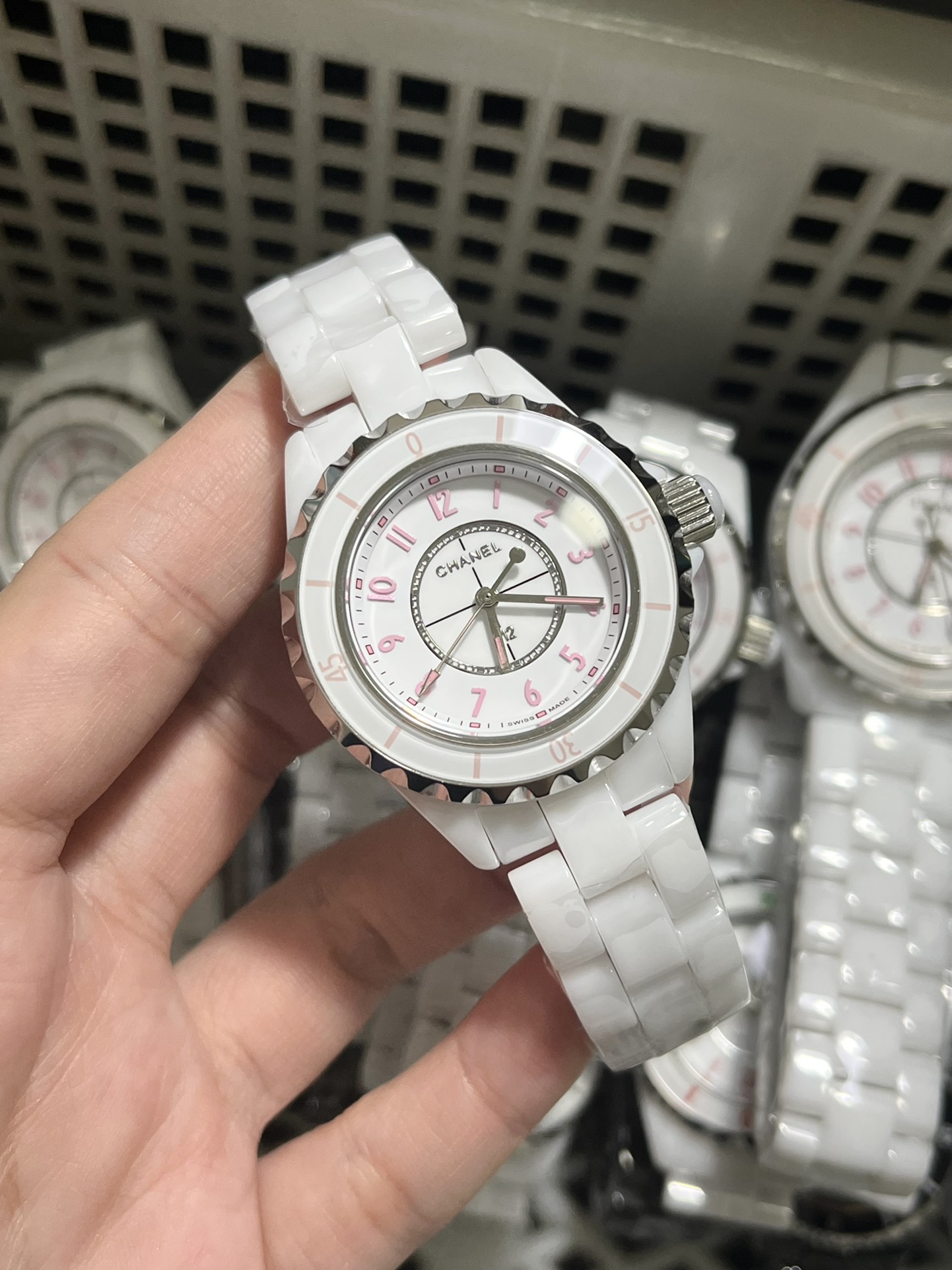 ?? New girlish heart ??
[Quartz with pink circles and pink lettering]
??CHANEL?J12? New pink bezel pink lettered perpetual quartz ??
33/38mm