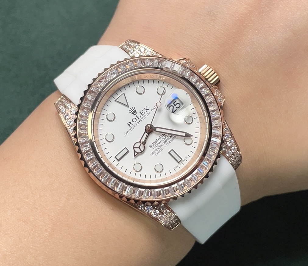 ?? New Rolex top plaything poison, if you don 't like the same street watch Submariner, he will definitely be your kindred spirit. Based on Rolex 's most classic Submariner series Submariner, the bezel is re-modified and then inlaid with top-quality natur