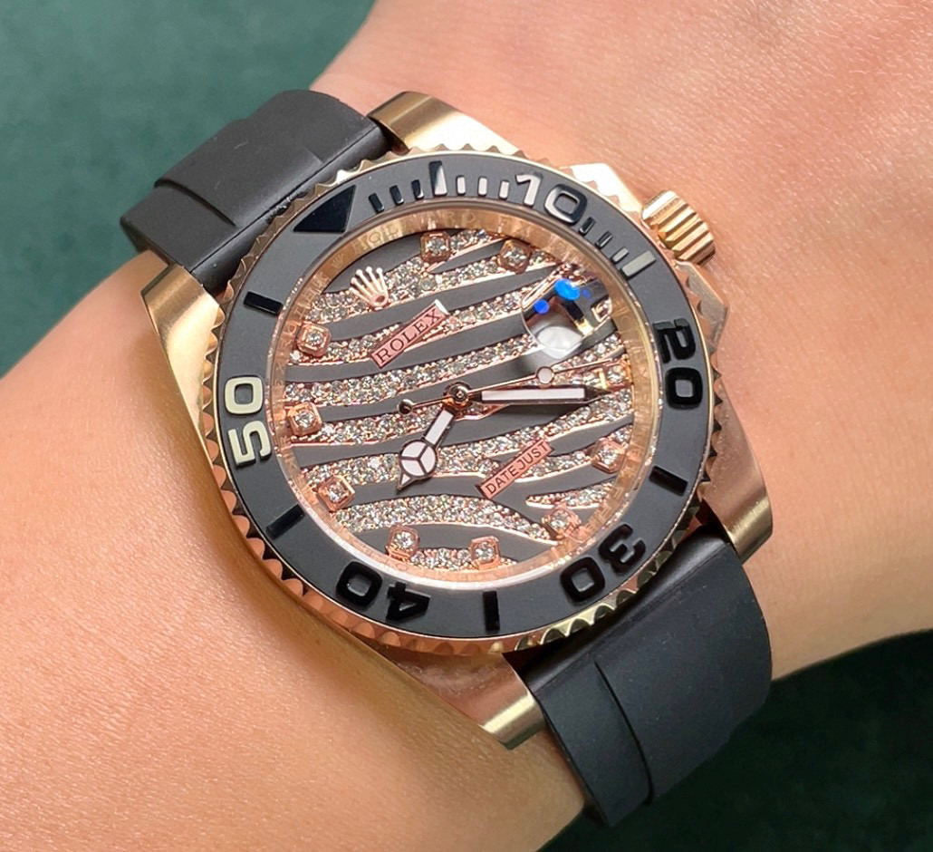 ?? New Rolex top plaything poison, if you don 't like the same street watch Submariner, he will definitely be your kindred spirit. Based on Rolex 's most classic Submariner series Submariner, the bezel is re-modified and then inlaid with top-quality natur